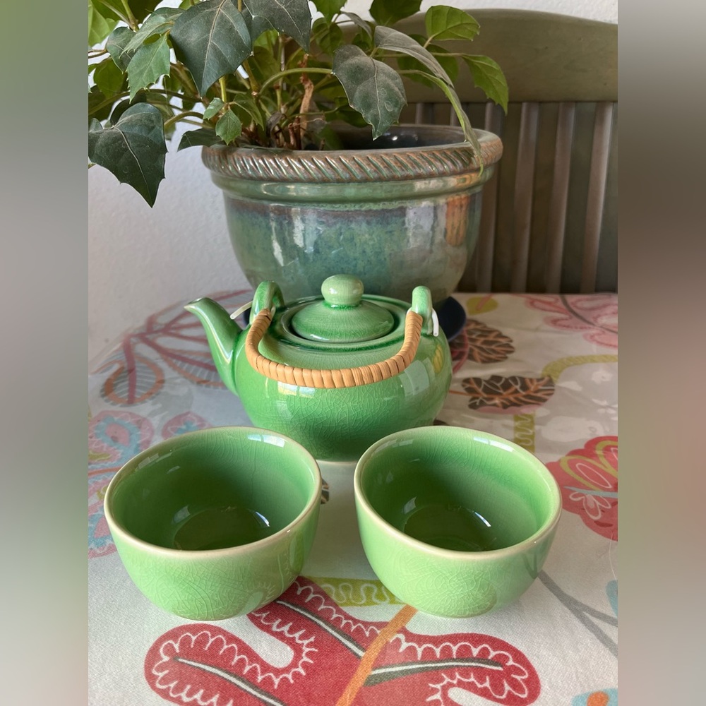 Beautiful Raku fired Green Glazed Ceramic Japanese Chinese Tea Set. NWOT